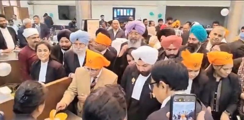 Gurpurab 2023: Langar organised in Supreme Court, Justice Sanjay Karol & others Leads Langar Service