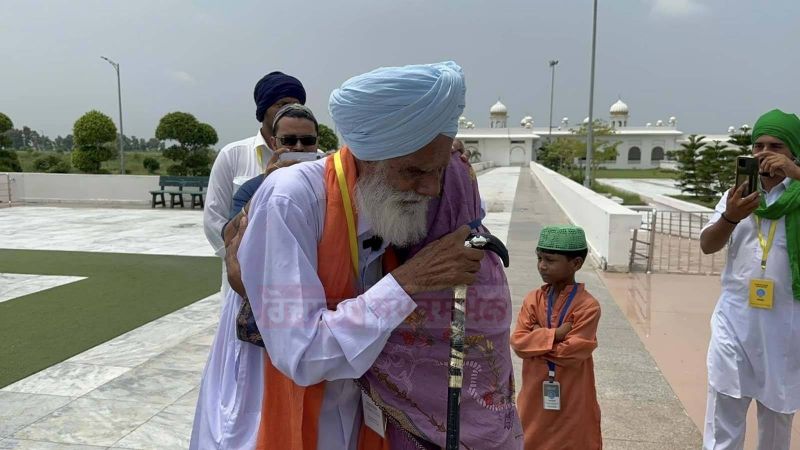 Emotional Reunion: Separated Siblings Gurmel Singh and Skeena Bibi Reunite at Sri Kartarpur Sahib after 76 Years, Sister tied rakhi on her brother's wrist after 76 years. They met with the help of Pakistani Youtuber Nasir Dhillon.
