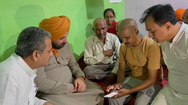 Navjot Sidhu reached Lakhimpur Khiri and started hunger strike at journalist Raman's house 