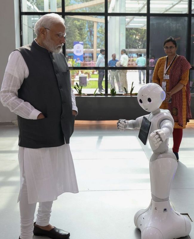 PM Narendra Modi Visits Ahmedabad's Science City, Receives Tea Served by a Robot